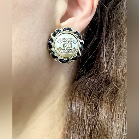 2021K CHANEL GOLD CC LOGO ROUND PEARL AND BLACK LEATHER INTERWOVEN STUD EARRINGS - Picture 2 of 15